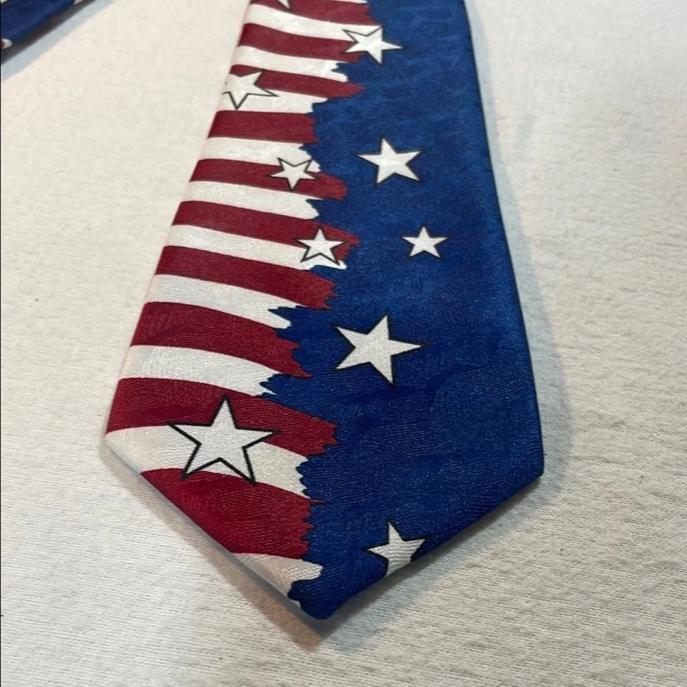 L’Art D’espace Patriotic Silk Tie with Star and Stripe Design Red White Blue